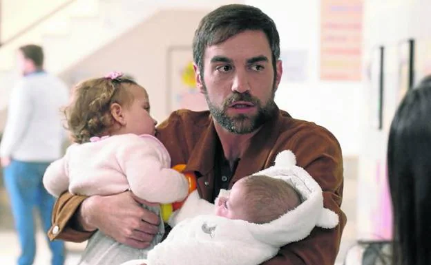 Iñaki, al que encarna en la serie Jon Plazaola, en una escena con los dos bebés, Elaia y Jon, a su cargo.