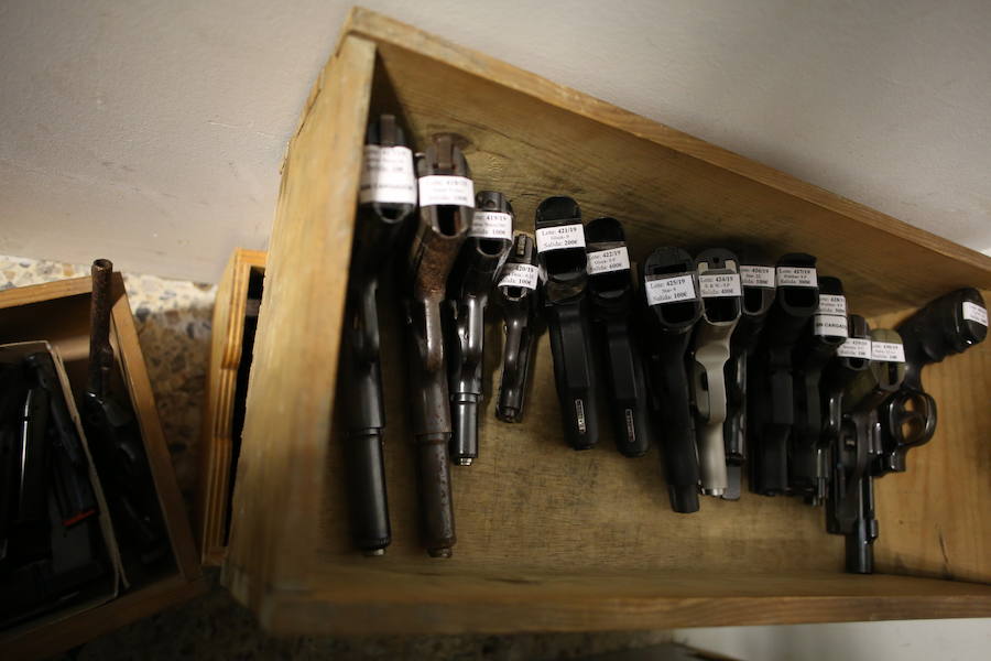 Fotos: Subasta de 472 armas al mejor postor en Bilbao