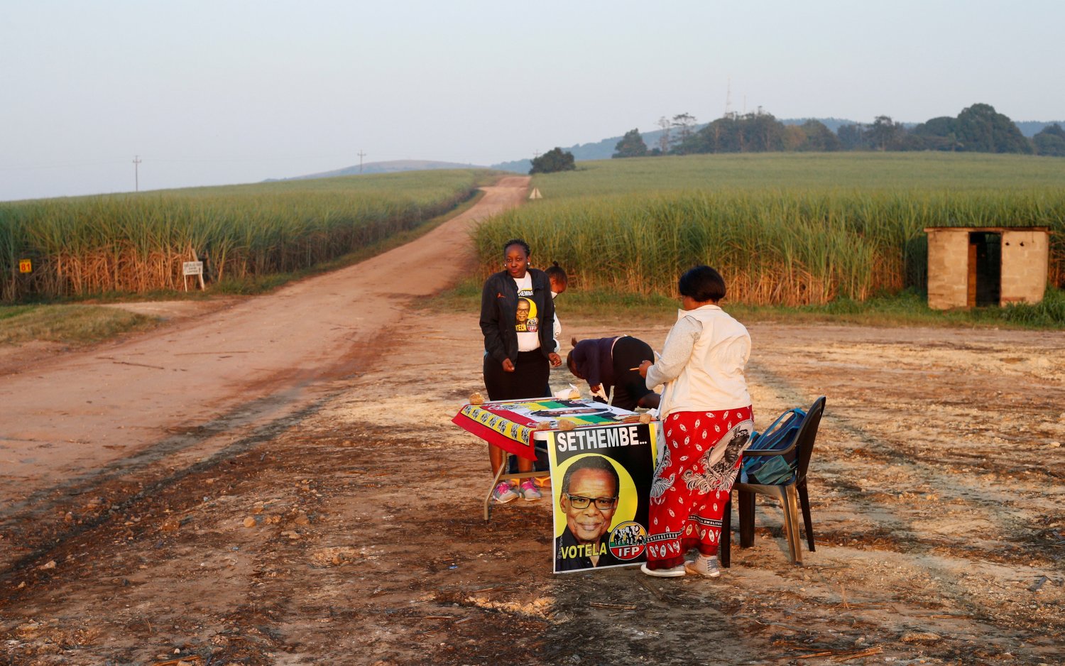 Agentes del Partido Inkatha Libertad cerca de una mesa electoral antes de las elecciones parlamentarias y provinciales de Sudáfrica en las Tierras agrícolas cerca de Eshowe, Sudáfrica