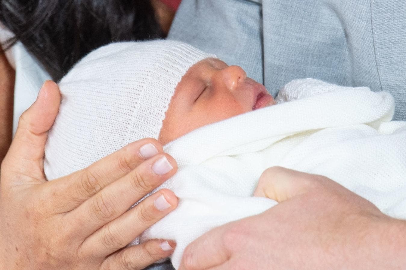 El príncipe Harry, duque de Sussex de Gran Bretaña, y su esposa Meghan, duquesa de Sussex, presentan a su hijo recién nacido Archie Harrison en el castillo de Windsor, Reino Unido