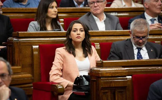 Inés Arrimadas sentada junto a Carlos Carrizosa en su última sesión en el Parlament.