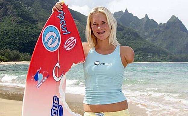En 2003 un tiburón tigre arrancó el brazo izquierdo a Bethany Hamilton, que entonces tenía 13 años, mientras practicaba surf en la playa de Kauai, en su Hawai natal.