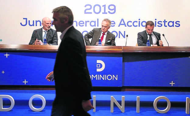 Mikel Barandiaran, consejero delegado, y Antón Pradera, presidente de Dominion, junto al secretario, en la junta de accionistas.