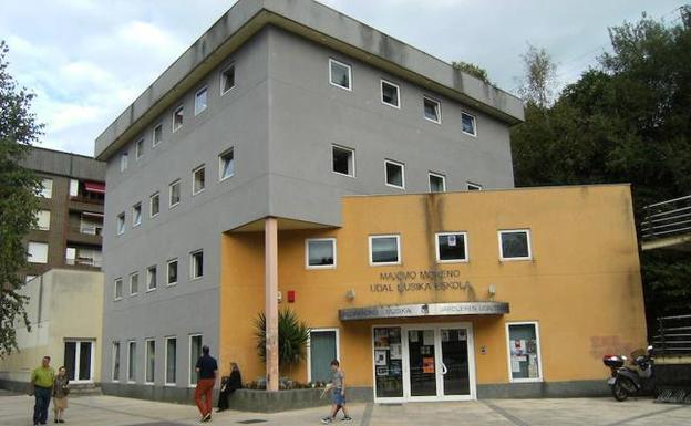 Exterior del centro de enseñanza musical de Galdakao. 