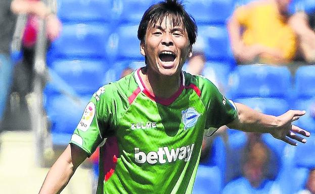 Takashi Inui, durante el encuentro ante el Espanyol en Cornellà. 