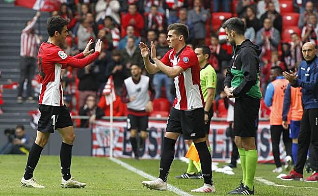 Markel Susaeta es sustituido por Iñigo Córdoba, en el partido ante el Alavés.