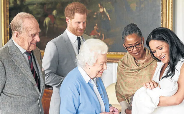 Meghan Markle muestra su bebé a la reina Isabel, el duque de Edimburgo y su madre, ante la mirada embelesada de Enrique. 