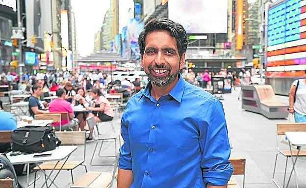 El ingeniero estadounidense Salman Khan, en Times Square, Nueva York.