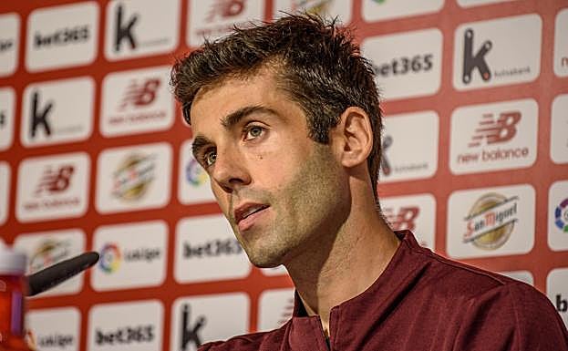 Markel Susaeta leyó un comunicado tras el entrenamiento del Athletic Club.