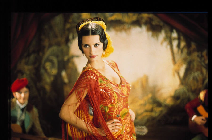 1998 - 'La niña de tus ojos'. Penélope Cruz se puso de nuevo a las órdenes de Fernando Trueba en otra película coral que ganó siete de los dieciocho Goyas a los que aspiraba. Antonio Resines, Loles León, Jesús Bonilla, Jorge Sanz, Jesús Bonilla y Rosa María Sardá son algunos de los actores que participan en este largometraje que cuenta la historia de un grupo de cineastas españoles que reciben una invitación para rodar en la Alemania nazi un drama musical de ambiente andaluz.