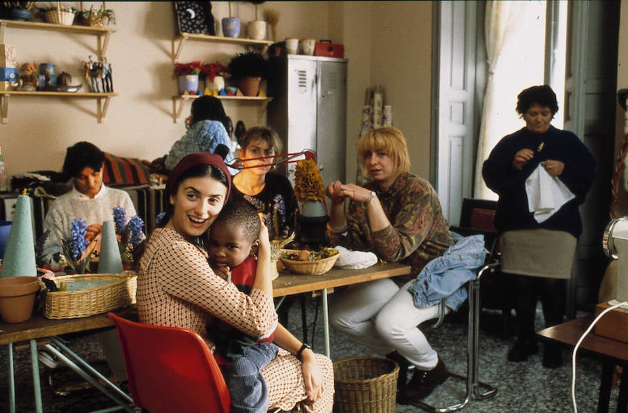 1999 - 'Todo sobre mi madre'. Esta película de Pedro Almodóvar, le trajo muchas alegrías a Penélope Cruz, que siempre soñó con trabajar con él. Su primer filme juntos fue en 'Carne trémula'. El largometraje se llevó el Oscar a la mejor película de habla no inglesa y también ganó un Globo de Oro. Cuenta la historia de una mujer que pierde a su hijo el día en el que el muchacho cumple diecisiete años. La intérprete comenzó a labrarse un nombre en Hollywood tras este trabajo.