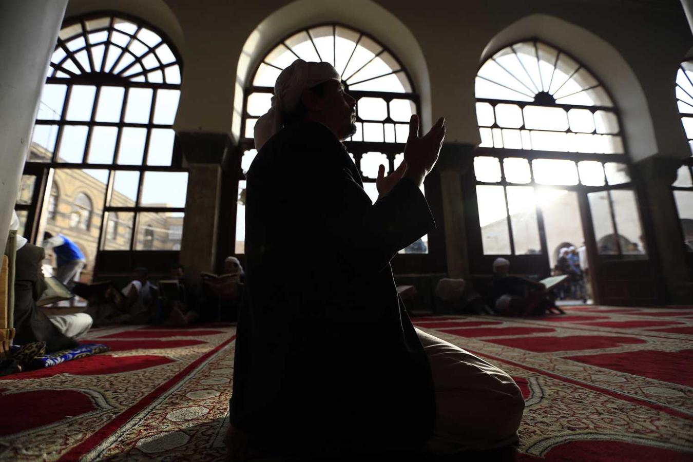Un yemení reza en la Gran Mezquita en Sanaa durante el Ramadán 