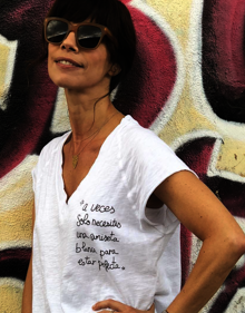 Imagen secundaria 2 - La actriz Maribel Verdú luce tres camisetas de aire retro.