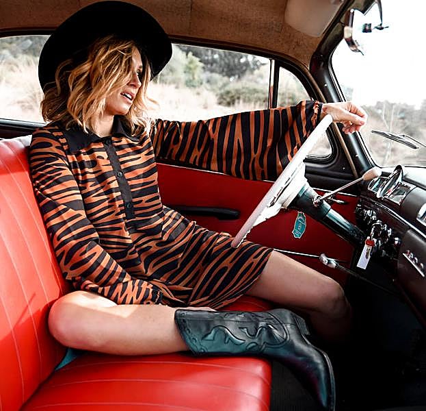 Violeta posa en el interior de un coche antiguo con un vestido de la firma.