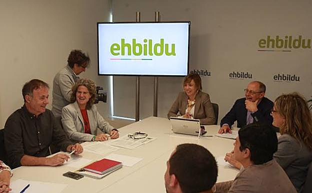 Fernández de Pinedo y Larrion con otros candidatos de Bildu. 