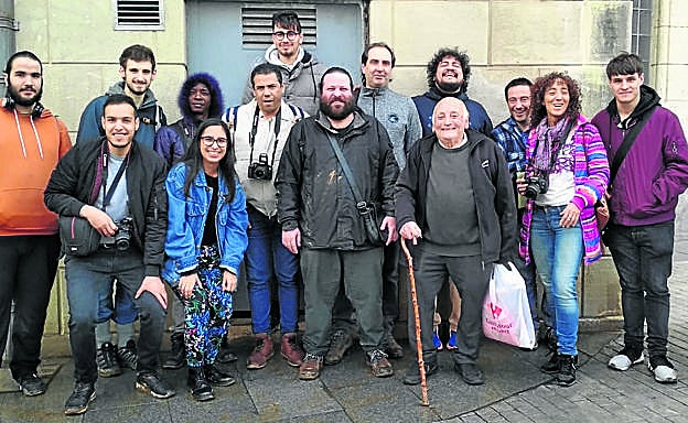 Los alumnos que han creado el concurso, junto a un profesor y el último minero de Miribilla.