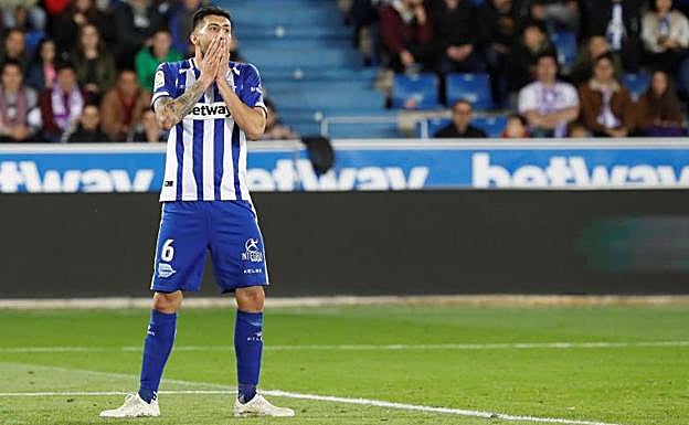 Guillermo Maripán se lamenta por una acción en el partido ante el Valladolid en Mendizorroza.