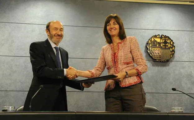 Rubalcaba y Mendia en Vitoria en junio de 2010, durante la firma de un convenio en materia penitenciaria. 