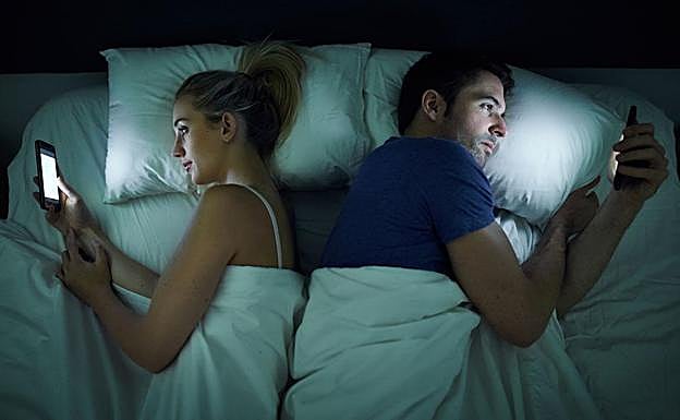 1 de cada 3 usuarios cree que su pareja dedica más tiempo a su móvil que a la relación, según el estudio 'Three's Company: Lovers, Friends and Devices' de McAfee