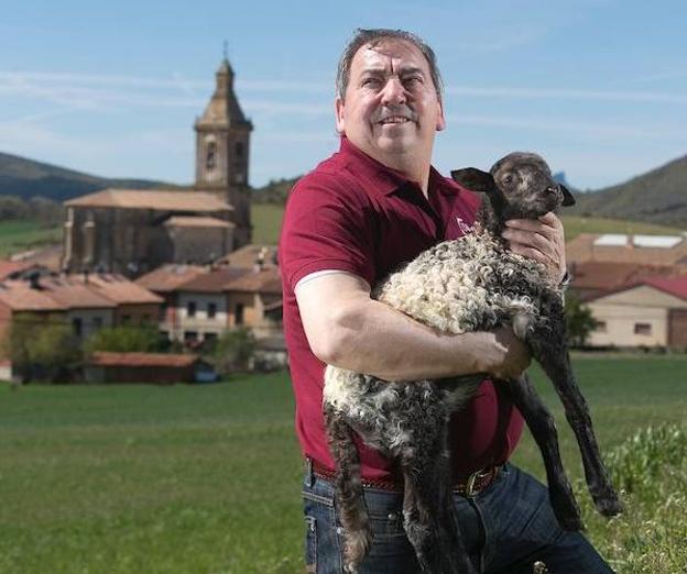 Javi San Vicente, patrón del Obenkun, sostiene un cordero de su rebaño de latxas.