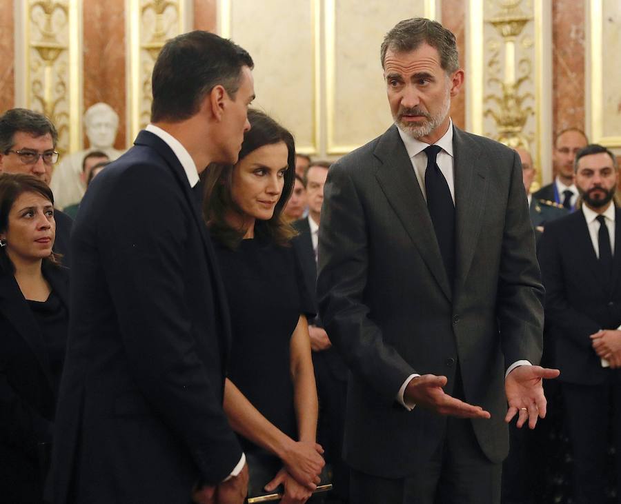 Pedro Sánchez y Don Felipe charlan en presencia de Doña Letizia.