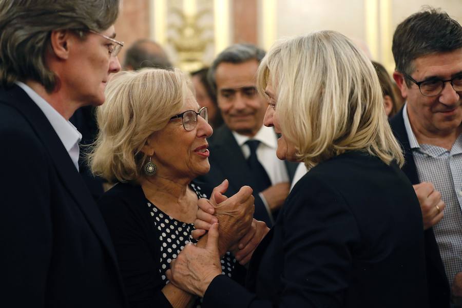 Manuela Carmena, junto a la viuda.
