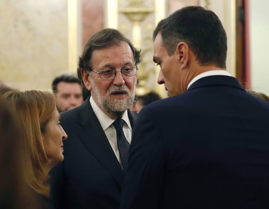 El ex presidente Rajoy intercambia unas palabras con su sucesor en presencia de Ana Pastor.