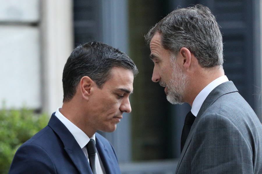 Don Felipe y Pedro Sánchez, cabizbajo.