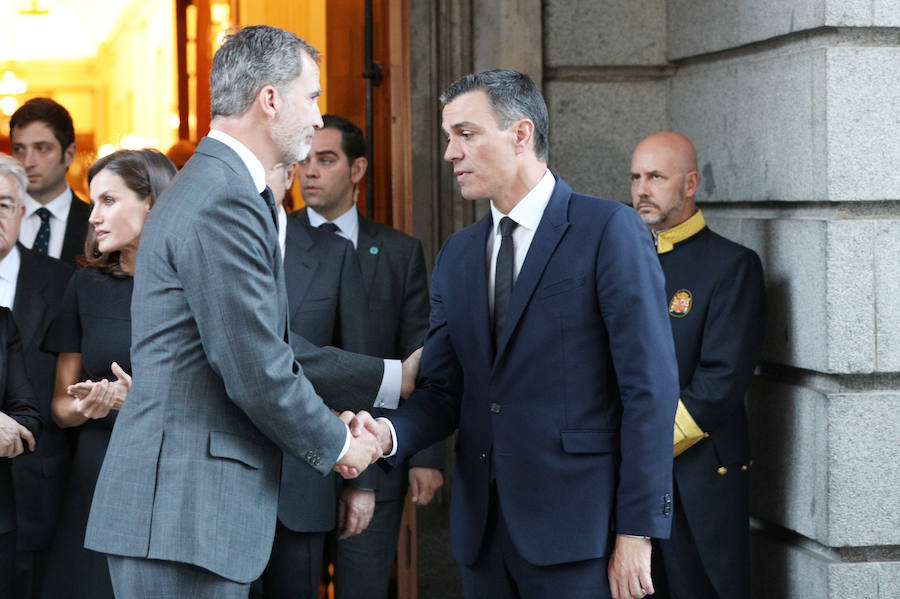 EL Rey y el presidente del Gobierno se saludan.