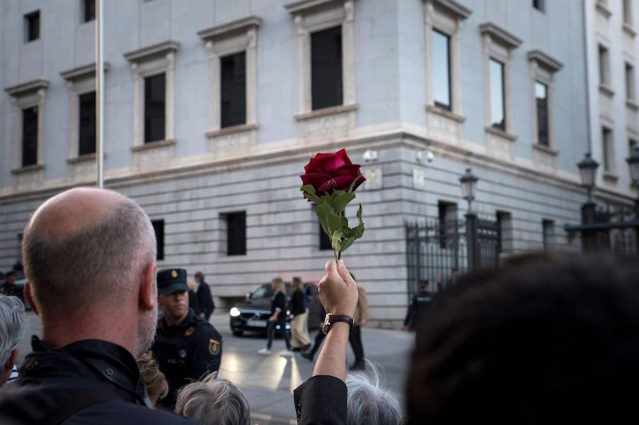 Ciudadanos anónimos han llevado rosas rojas en homenaje a Rubalcaba.
