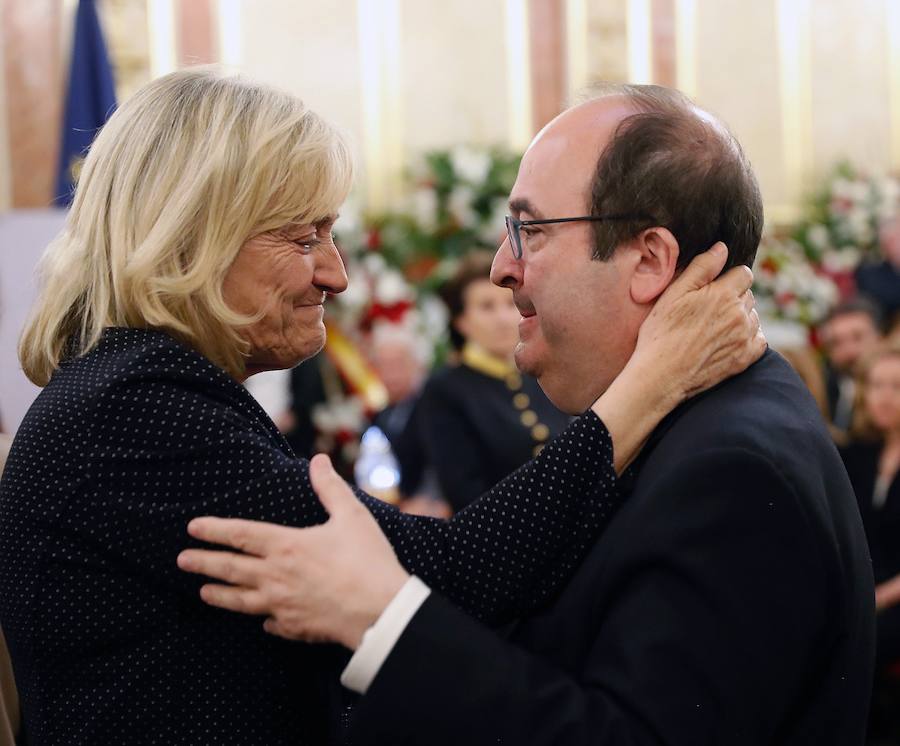 Iceta y la viuda de Rubalcaba se saluda.