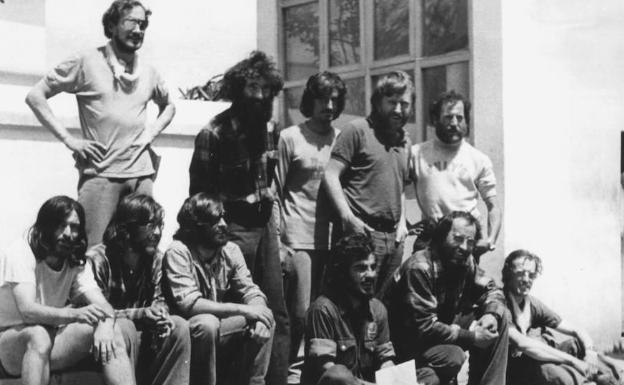 Onde de los doce miembros de la Expedición vasca al Everest de 1980 posan en Katmandú tras la ascensión. 