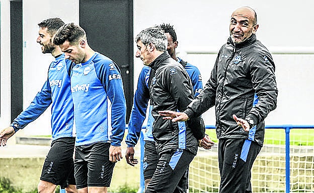 Bastón, Jony, Twumasi e Iñaki Tejada, junto a Abelardo.