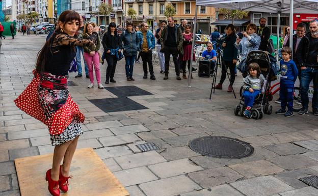 La bailarina Askoa Etxebarrieta 'La Pulga' ha participado en el acto.