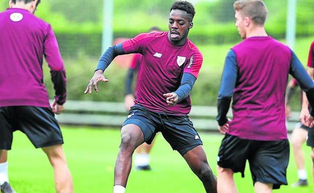 Williams pelea por un balón en Lezama.