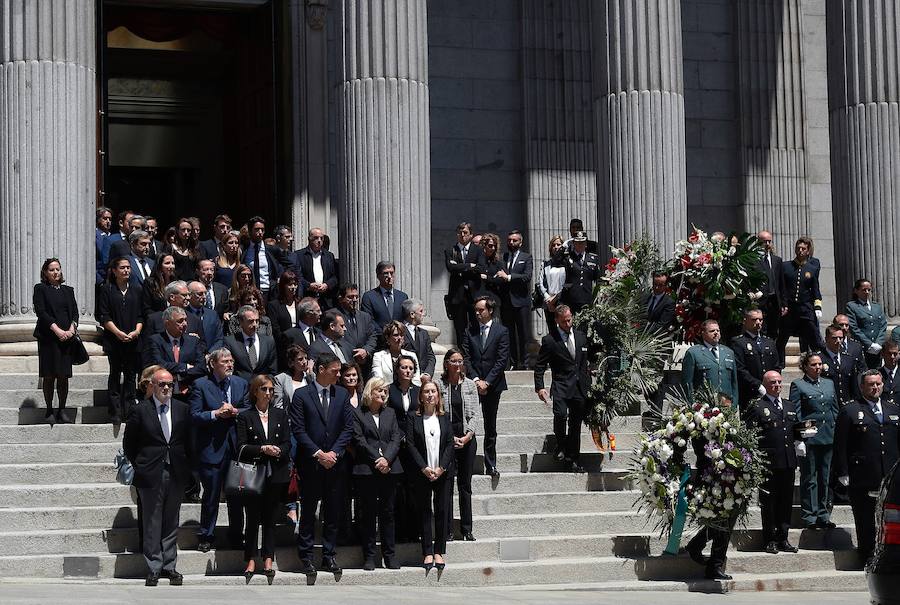 Políticos y familiares, tras la clausura de la capilla ardiente.