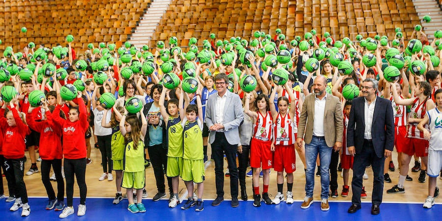 Fotos: 500 escolares participan en Mendizorroza en una iniciativa de la Basket Capital