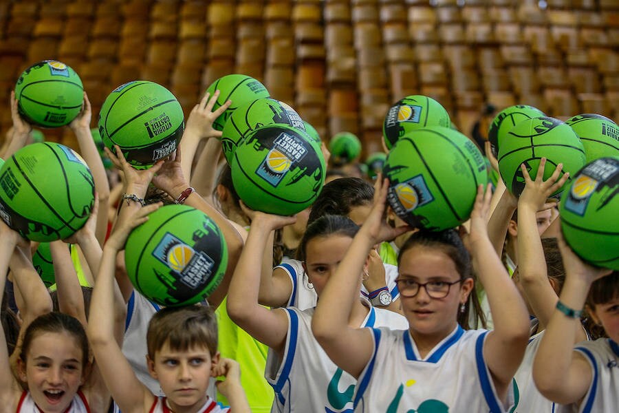 Fotos: 500 escolares participan en Mendizorroza en una iniciativa de la Basket Capital
