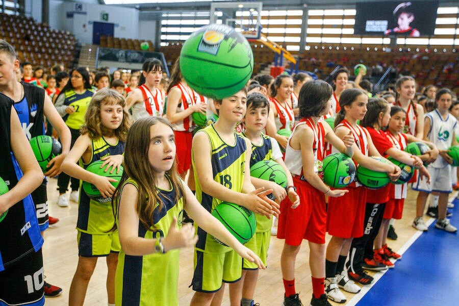Fotos: 500 escolares participan en Mendizorroza en una iniciativa de la Basket Capital
