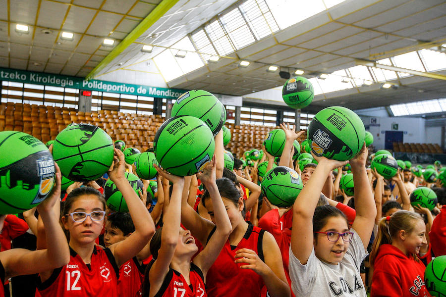 Fotos: 500 escolares participan en Mendizorroza en una iniciativa de la Basket Capital