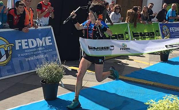 Ainhoa Sanz, en el momento de llegar a meta. 