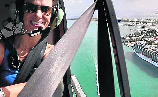 La capitana McCue sobrevuela su barco, amarrado en puerto.