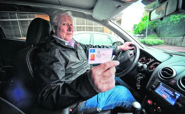 Javier Uriarte muestra su carné de conducir, que disfruta desde 1966.