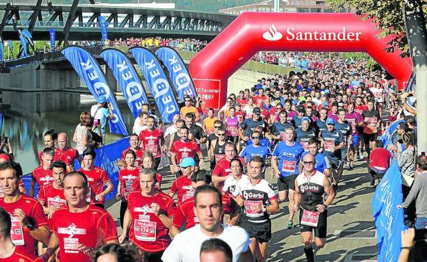 El pelotón de participantes de la Carrera de Empresas pasa en la pasada edición junto al Guggenheim.