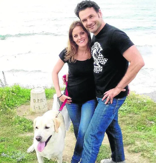El periodista vizcaíno, con su pareja, Andrea Ropero, y el perro Malo.