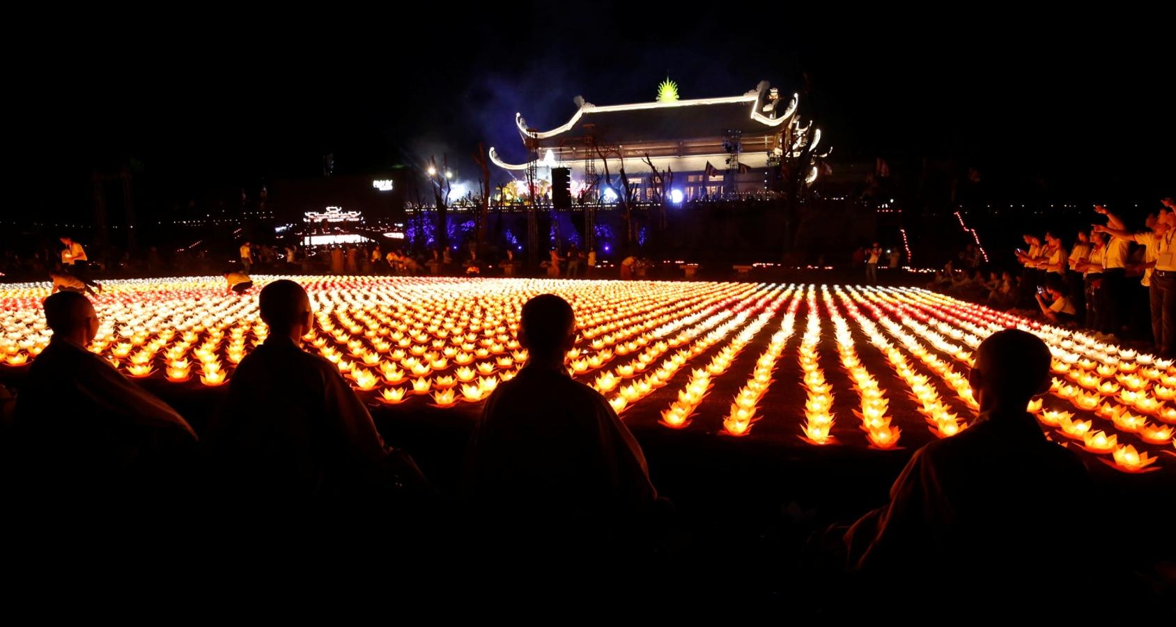 Monjes budistas rezan en una procesión a la luz de las velas durante el Día de Vesak, una celebración anual del nacimiento de Buda, su logro de la Iluminación y su paso al Nirvana, en la Pagoda Tam Chuc en la ciudad de Ba Sao, Vietnam