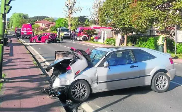 Los dos vehículos quedaron cruzados en la carretera después de que uno de ellos embistiera al segundo en pleno centro de Escalante.