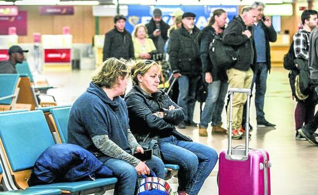 Pasajeros en la terminal vitoriana, que espera a la reforma para modernizar sus instalaciones.