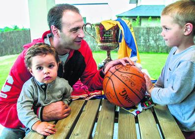 Imagen secundaria 1 - 1. El técnico vitoriano imparte instrucciones en un tiempo muerto durante un partido correspondiente a su breve etapa como técnico del Pamesa Valencia en la temporada 2004-05. 2. Pablo Laso, junto a sus hijos Hugo y Óscar el día en que anuncia su retirada como jugador de baloncesto, el 17 de junio de 2003. 3. Abraza el trofeo de la Euroliga ganado con el Real Madrid en 2015. En los dos años precedentes había sido subcampeón. 