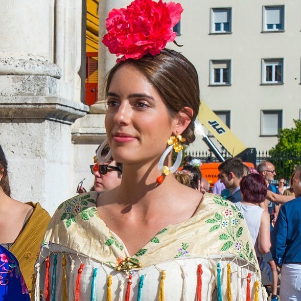 Para la Feria de Abril, la duquesa de Huéscar combinó su vestido de gitana con unos exclusivos accesorios de Jabier Bilbao